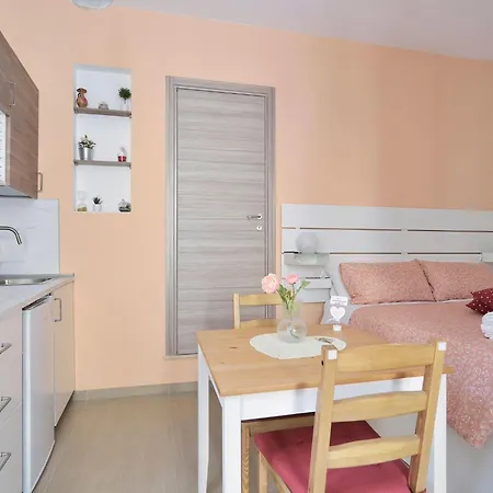 Romantisches Mit Jacuzzi By Interhome